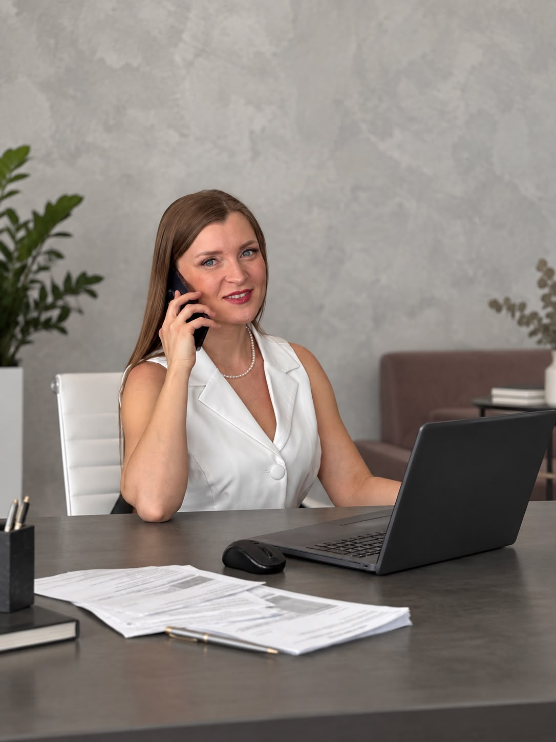 Основатель бюро подбора Гранд Найм за рабочим местом